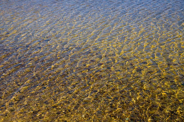 Transparent Water Surface Ripples Which Sandy Bottom Pebbles Visible — Stock Photo, Image