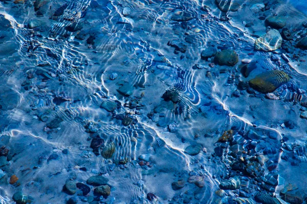 Blue Water Surface Ripples Which Sandy Bottom Pebbles Visible — Stock Photo, Image