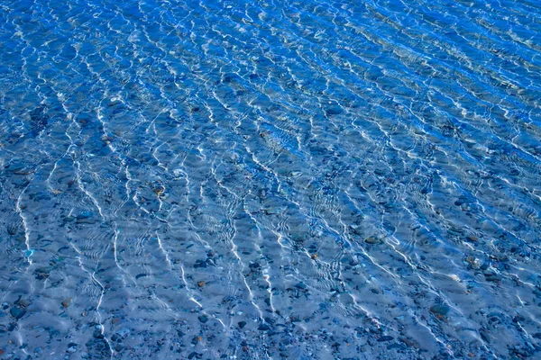 Superficie Agua Azul Con Ondulaciones Través Las Cuales Fondo Arenoso — Foto de Stock