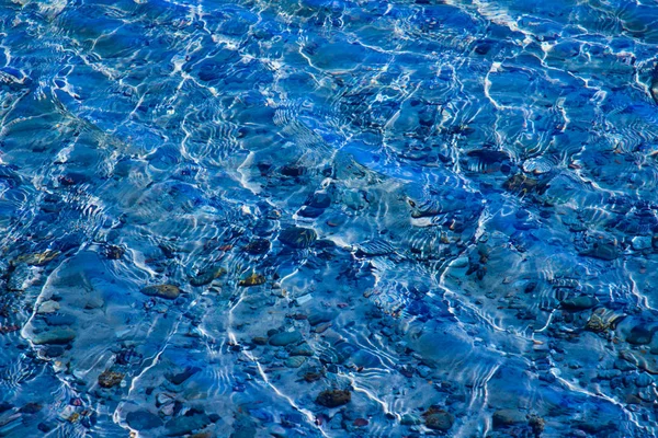 Superficie Blu Dell Acqua Con Increspature Attraverso Quali Visibile Fondo — Foto Stock