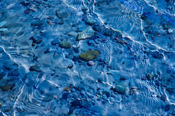 Kék Víz Felszínén Hullámai Amelyeken Keresztül Homokos Alján Kavicsok Látható — Stock Fotó