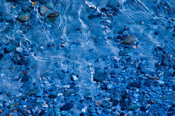 Kék Víz Felszínén Hullámai Amelyeken Keresztül Homokos Alján Kavicsok Látható — Stock Fotó