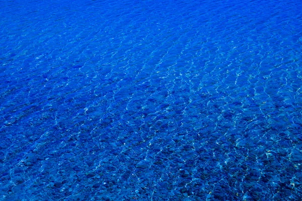 Niebieska Powierzchnia Wody Zmarszczki Przez Które Piaszczyste Dno Kamyczki Jest — Zdjęcie stockowe
