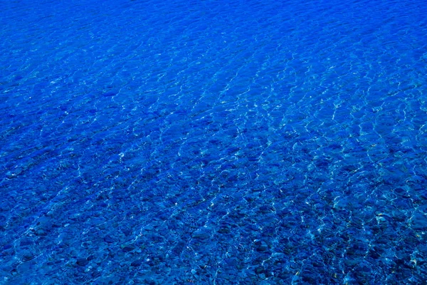 Blue Water Surface Ripples Which Sandy Bottom Pebbles Visible — Stock Photo, Image