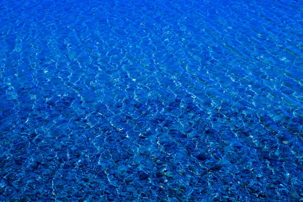 Niebieska Powierzchnia Wody Zmarszczki Przez Które Piaszczyste Dno Kamyczki Jest — Zdjęcie stockowe