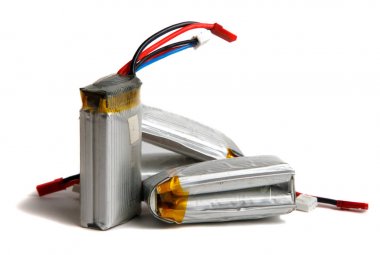 beyaz arka plan üzerinde izole geri dönüşüm için yararsız piller