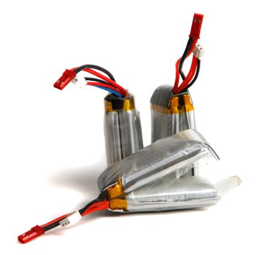 beyaz arka plan üzerinde izole geri dönüşüm için yararsız piller