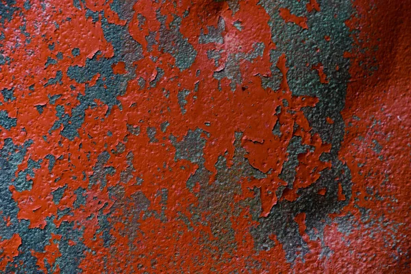 みすぼらしい赤い塗料を持つ粗い金属シート — ストック写真