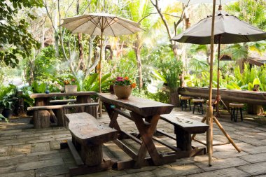 Gevşeme conner Park ahşap masa ve sandalyeler ile