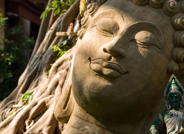 Buddha Gesicht Des Buddhismus Aus Sandstein Geschnitzt Fokus Auf Augen — Stockfoto