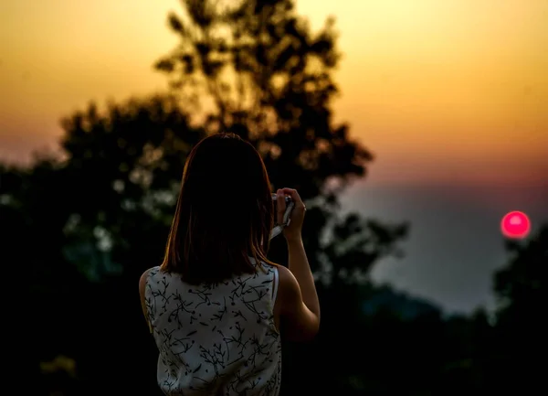 Mädchen Von Hinten Beim Fotografieren Berg Sonnenuntergang — Stockfoto