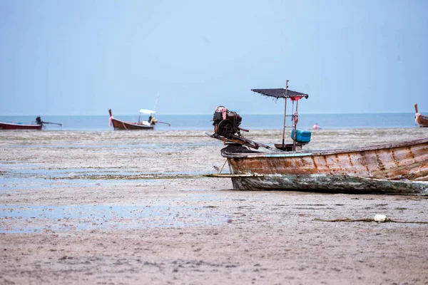 海滩上的旧船 — 图库照片