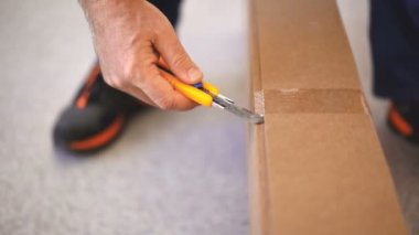 Mobilya montaj. Adam/açma karton kutu