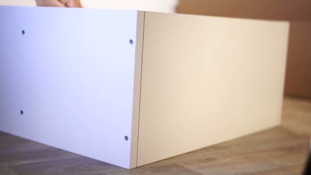 Möbelmontagearbeiten Mann Installiert Stecker Einem Holzschrank — Stockvideo