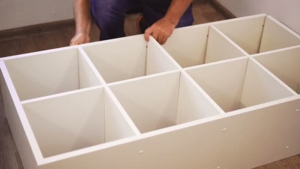 Mann Baut Möbel Zusammen Schraubt Eine Schraube — Stockvideo