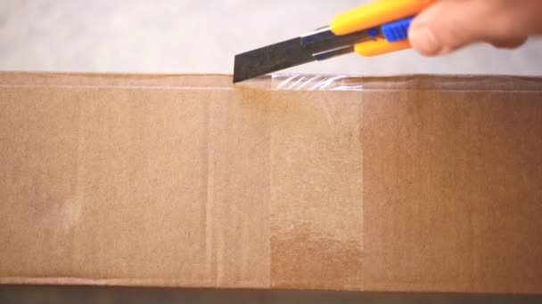 家具装配工作 男士拆箱纸箱 — 图库视频影像