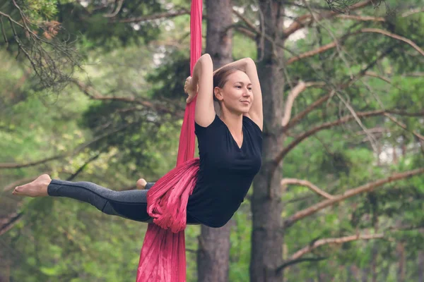 Mujer Joven Practicando Fly Yoga Asana Aire Libre Salud Deporte —  Fotos de Stock
