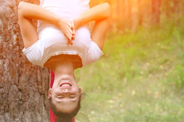 Ung Kvinna Öva Flyga Yoga Asana Utomhus Hälsa Sport Yoga — Stockfoto