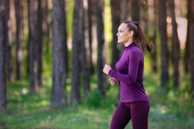 Çalışan kadın. Kadın atlet açık havada parkta koşu. Fitness, spor ve ağırlık kaybı kavramı