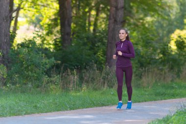 Çalışan kadın. Kadın atlet açık havada parkta koşu. Fitness, spor ve ağırlık kaybı kavramı