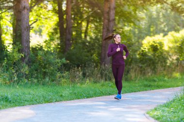 Çalışan kadın. Kadın atlet açık havada parkta koşu. Fitness, spor ve ağırlık kaybı kavramı