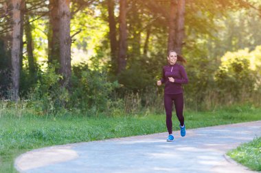 Çalışan kadın. Kadın atlet açık havada parkta koşu. Fitness, spor ve ağırlık kaybı kavramı