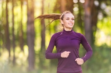 Çalışan kadın. Kadın atlet açık havada parkta koşu. Fitness, spor ve ağırlık kaybı kavramı