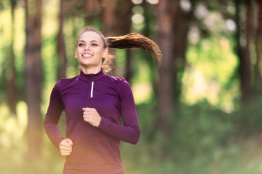 Çalışan kadın. Kadın atlet açık havada parkta koşu. Fitness, spor ve ağırlık kaybı kavramı