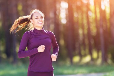 Çalışan kadın. Kadın atlet açık havada parkta koşu. Fitness, spor ve ağırlık kaybı kavramı