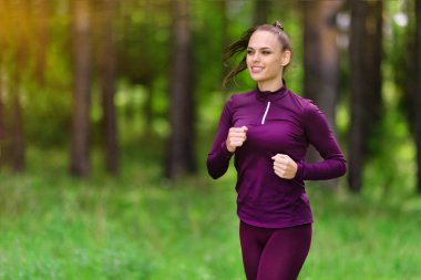 Çalışan kadın. Kadın atlet açık havada parkta koşu. Fitness, spor ve ağırlık kaybı kavramı