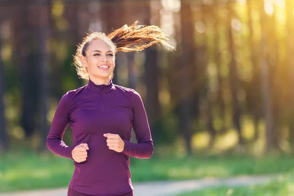 Çalışan kadın. Kadın atlet açık havada parkta koşu. Fitness, spor ve ağırlık kaybı kavramı