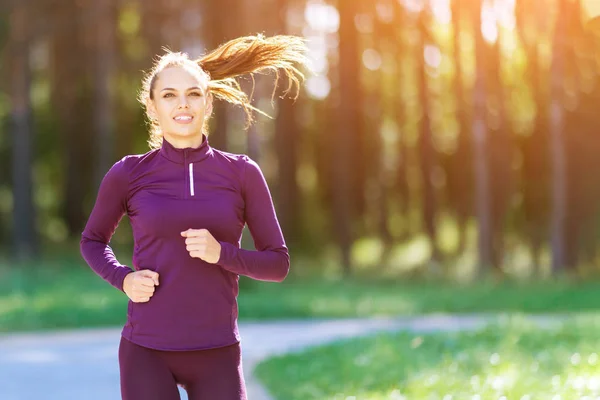 Τρέχοντας Γυναίκα Αθλήτρια Εξωτερικούς Χώρους Τζόκινγκ Στο Πάρκο Αθλητισμός Γυμναστήριο — Φωτογραφία Αρχείου