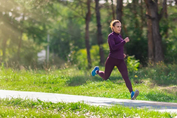 Біжить Жінка Жінка Біжить Відкритому Повітрі Парку Фітнес Спорт Концепція — стокове фото