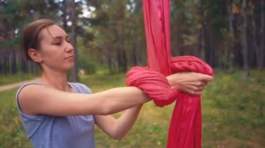 Genç kadın pratik sinek yoga asana hamak açık havada kullanarak. Sağlık, spor, streç, fitness kavramı