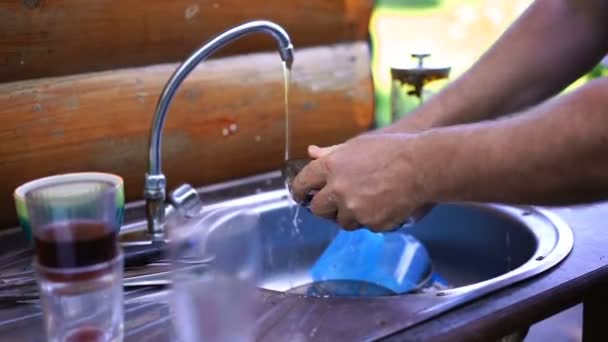 Homem Lavar Pratos Uma Pia Metal Livre — Vídeo de Stock
