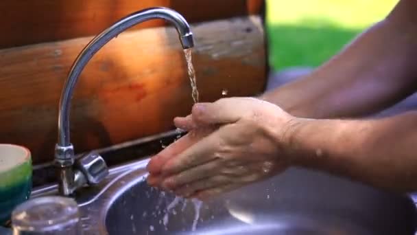 Homem Lava Mãos Uma Pia Metal Livre — Vídeo de Stock