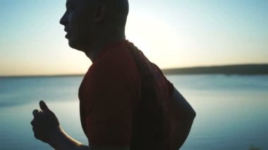 Açık havada bir genç atletik erkek portresi. Fitness, spor ve sağlıklı yaşam konsepti