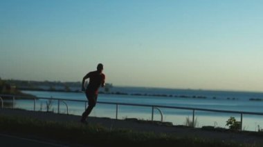 Açık havada bir genç atletik erkek portresi. Fitness, spor ve sağlıklı yaşam konsepti