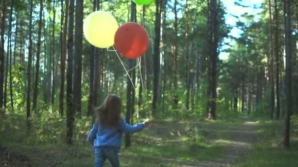 Маленькая Девочка Играет Воздушными Шарами Открытом Воздухе — стоковое видео