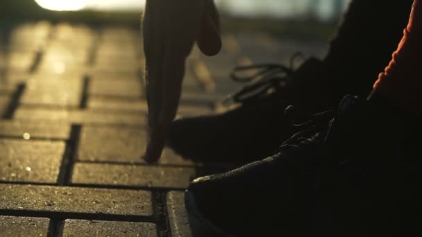 人的锻炼和健康的概念 跑步者在开始跑步前热身身体 — 图库视频影像