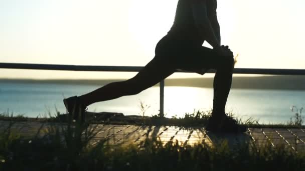 男子赛跑选手训练男子运动员在公园里伸展肌肉 健康的生活方式 健美操 锻炼概念 — 图库视频影像