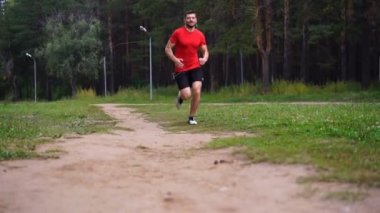 Parkta koşan adam. Sağlıklı, fitness, sağlıklı yaşam yaşam tarzı. Spor, kalbî, egzersiz kavramı