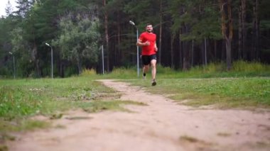 Parkta koşan adam. Sağlıklı, fitness, sağlıklı yaşam yaşam tarzı. Spor, kalbî, egzersiz kavramı