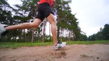 Parkta koşan adam. Sağlıklı, fitness, sağlıklı yaşam yaşam tarzı. Spor, kalbî, egzersiz kavramı