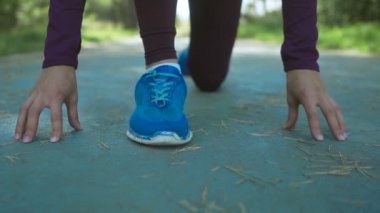 Yayınlanmaya başlar kadında atlet parkında poz