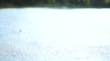 Çalışan kadın. Kadın atlet açık havada parkta koşu. Fitness, spor ve ağırlık kaybı kavramı