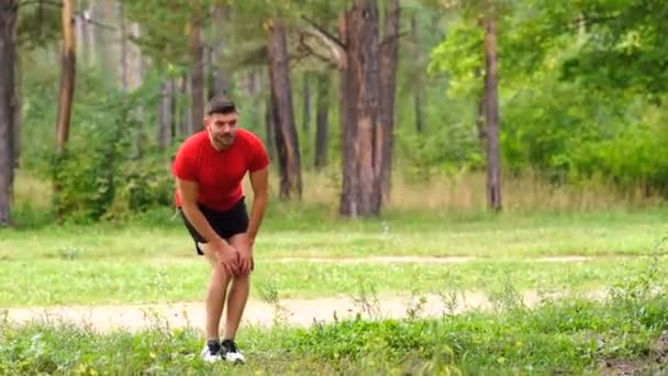 Man Löpare Utbildning Manlig Idrottsman Sträcker Musklerna Parken Hälsosam Fitness — Stockvideo