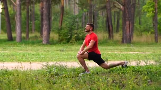 Man Löpare Utbildning Manlig Idrottsman Sträcker Musklerna Parken Hälsosam Fitness — Stockvideo