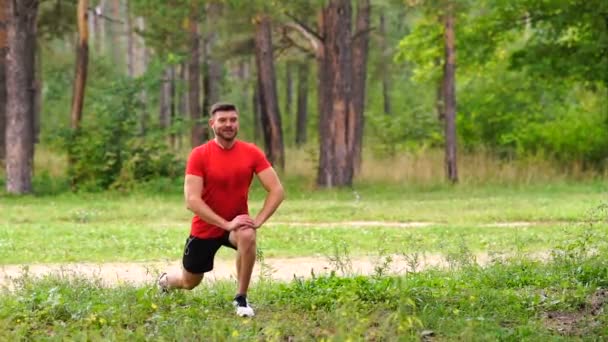 Man Löpare Utbildning Manlig Idrottsman Sträcker Musklerna Parken Hälsosam Fitness — Stockvideo