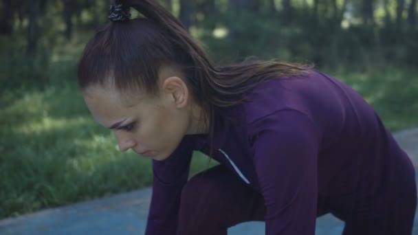 Atleta Mujer Carrera Inicio Pose Parque — Vídeos de Stock